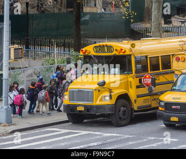Schulbusse Line-up vor PS 33 in Chelsea in New York auf Dienstag, 15. Dezember 2015 für normale Entlassung der Schüler. Eine Bombendrohung gehalten, um ein Hokuspokus zu sein auf der NY Dept. of Education und zu den Los Angeles Unified School District gesendet wurde. LA alle geöffneten Ausführung 640.000 Studenten während NY Schulen gehalten mit normalen Entlassung mal Schulen geschlossen. (© Richard B. Levine) Stockfoto