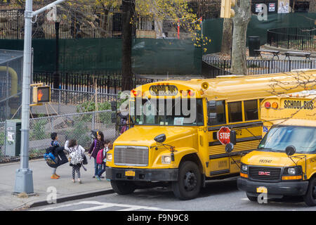 Schulbusse Line-up vor PS 33 in Chelsea in New York auf Dienstag, 15. Dezember 2015 für normale Entlassung der Schüler. Eine Bombendrohung gehalten, um ein Hokuspokus zu sein auf der NY Dept. of Education und zu den Los Angeles Unified School District gesendet wurde. LA alle geöffneten Ausführung 640.000 Studenten während NY Schulen gehalten mit normalen Entlassung mal Schulen geschlossen. (© Richard B. Levine) Stockfoto