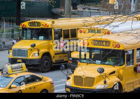 Schulbusse Line-up vor PS 33 in Chelsea in New York auf Dienstag, 15. Dezember 2015 für normale Entlassung der Schüler. Eine Bombendrohung gehalten, um ein Hokuspokus zu sein auf der NY Dept. of Education und zu den Los Angeles Unified School District gesendet wurde. LA alle geöffneten Ausführung 640.000 Studenten während NY Schulen gehalten mit normalen Entlassung mal Schulen geschlossen. (© Richard B. Levine) Stockfoto