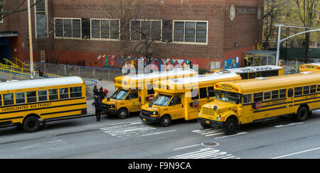 Schulbusse Line-up vor PS 33 in Chelsea in New York auf Dienstag, 15. Dezember 2015 für normale Entlassung der Schüler. Eine Bombendrohung gehalten, um ein Hokuspokus zu sein auf der NY Dept. of Education und zu den Los Angeles Unified School District gesendet wurde. LA alle geöffneten Ausführung 640.000 Studenten während NY Schulen gehalten mit normalen Entlassung mal Schulen geschlossen. (© Richard B. Levine) Stockfoto
