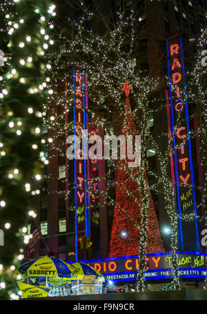 Radio City Music Hall in New York ist für den Urlaub auf Dienstag, 15. Dezember 2015 in Lichtern beleuchtet. (© Richard B. Levine) Stockfoto