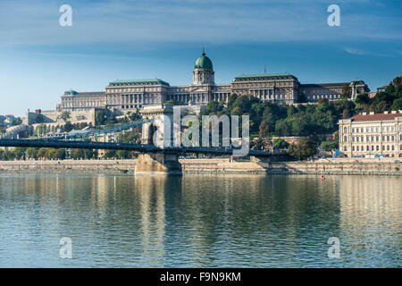 Panoramablick, Budaer Burg und Széchenyi Lánchíd, Kettenbrücke, Budapest, Ungarn Stockfoto