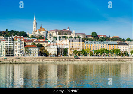 Panoramablick von Buda, Fishermans Bastion und Matthiaskirche, Budapest, Ungarn Stockfoto