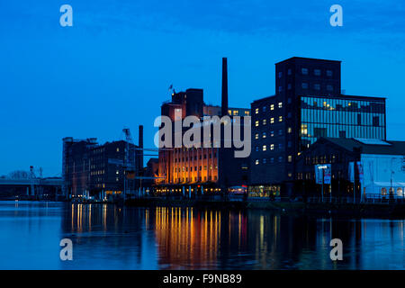 Blick auf den Innenhafen, Innenhafen, bei Einbruch der Dunkelheit mit Küppers- und Werhahnmühle, Duisburg, Ruhrgebiet, Deutschland Stockfoto