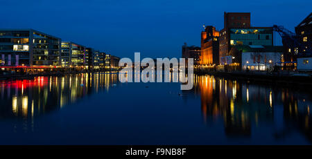 Blick auf den Innenhafen, Innenhafen, in der Dämmerung, mit modernen Bürogebäuden und Küppers- und Werhahnmühle, Duisburg, Deutschland Stockfoto