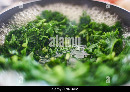 Nahaufnahme Makro des Grüns Grünkohl Kochen in einem Topf mit kochendem Wasser Stockfoto