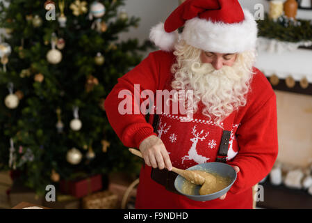 Santa Claus im Hause Weihnachtsplätzchen Kochen Stockfoto