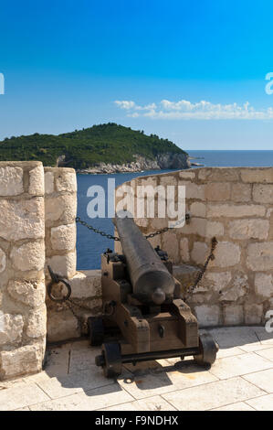 Eine alte Gusseisen Kanone mit dem Ziel, auf das Meer erscheint in eine Lücke an der Wand der Festung, Dubrovnik, Kroatien. Stockfoto