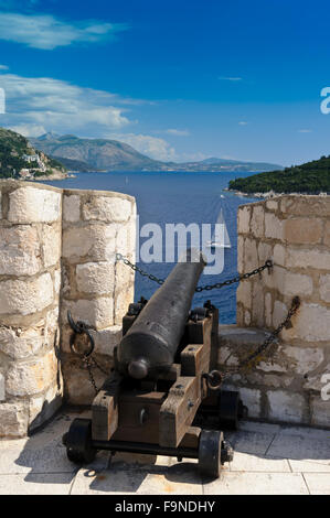 Eine alte Gusseisen Kanone mit dem Ziel, auf das Meer erscheint in eine Lücke an der Wand der Festung, Dubrovnik, Kroatien. Stockfoto