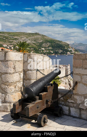 Eine alte Gusseisen Kanone mit dem Ziel, auf das Meer erscheint in eine Lücke an der Wand der Festung, Dubrovnik, Kroatien. Stockfoto