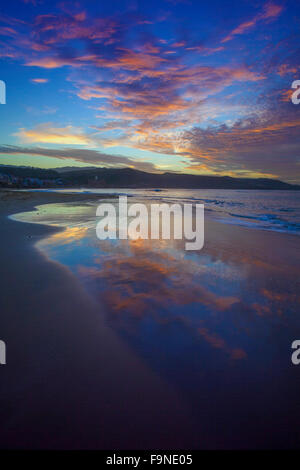 Sonnenuntergang über Las Canteras Strand von Las Palmas de Gran Canaria in nassem Sand reflektiert Stockfoto