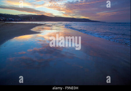 Sonnenuntergang über Las Canteras Strand von Las Palmas de Gran Canaria in nassem Sand reflektiert Stockfoto