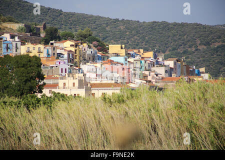 Häuser an der Küste mit in Bosa, Sardinien Stockfoto