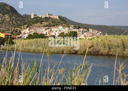 Häuser an der Küste mit in Bosa, Sardinien Stockfoto