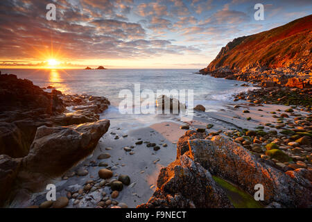 Sonnenlicht platzen durch die Wolke in Porth Nanven, Cornwall Stockfoto