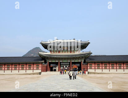 Seoul, Südkorea-November 11,2015; Gyeongbok Palast mit Touristen. 11. November 2015 Seoul, Südkorea Stockfoto