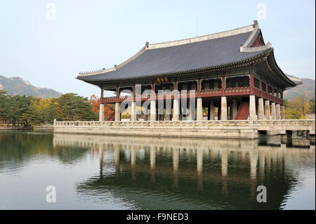 Seoul, Südkorea-November 11, 2015; Gyeonghoeru, einem offenen zweistöckigen Pavillon wurde zum königlichen Bankette und Unterhaltung für verwendet Stockfoto