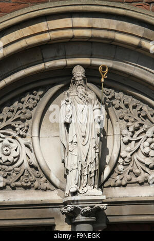 Abbildung von Christ über den Eingangstüren der St. Patricks Kirche Donegall Street Belfast Stockfoto