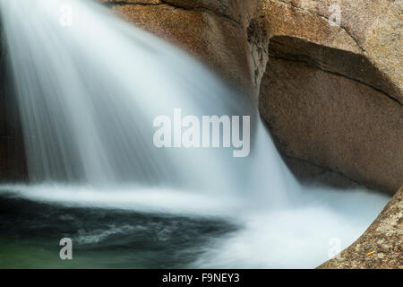 Schließen Sie die Ansicht des Wasserfalls bekannt als "The Basin," eine Granit-Schlagloch-Kaskade von der Pemigewasset River im Franconia Notch State Park. Stockfoto