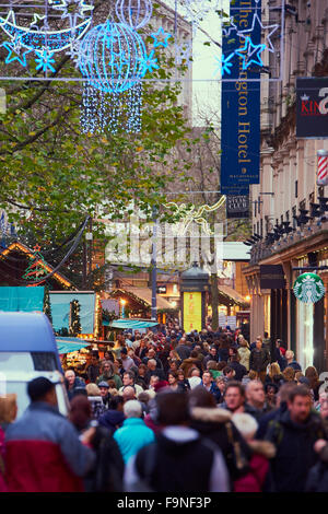 BIRMINGHAM, UK - Dezember 03: Fußgänger auf überfüllten New Straße mit Weihnachtsbeleuchtung und Stände im Hintergrund laufen. DECE Stockfoto