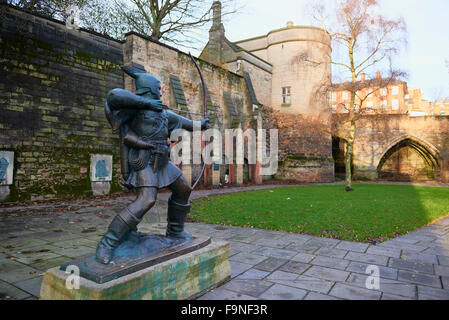 NOTTINGHAM, UK - Dezember 04: Statue of Robin Hood außerhalb Nottingham Castle. Die Statue, erstellt von James Woodford, war unveile Stockfoto