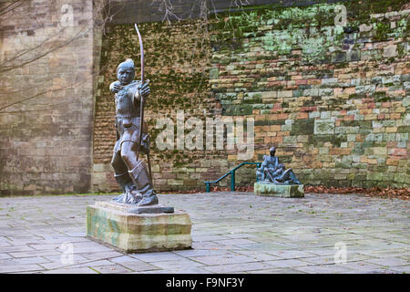 NOTTINGHAM, UK - Dezember 04: Statue of Robin Hood außerhalb Nottingham Castle. Die Statue, erstellt von James Woodford, war unveile Stockfoto