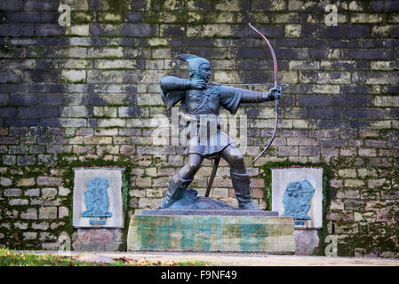 NOTTINGHAM, UK - Dezember 04: Statue of Robin Hood außerhalb Nottingham Castle. Die Statue, erstellt von James Woodford, war unveile Stockfoto