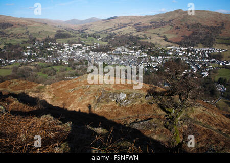 Das Dorf von Ambleside unter Wansfell und Wansfell Hecht von Loughrigg fiel Lake District, Cumbria England liegen Stockfoto