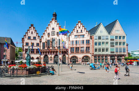 Deutschland, Hessen, Frankfurt, Römerberg Stadtplatz mit Gerechtigkeit Brunnen und Rathaus in der Altstadt von Franfurt Stockfoto