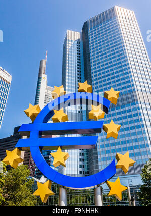 Deutschland, Hessen, Frankfurt am Main, Euro-Symbol in der Eurotower der Europäischen Zentralbank, EZB Stockfoto