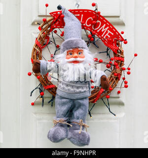 Santa Claus und Advent Kranz in Brugge, Belgien. Stockfoto