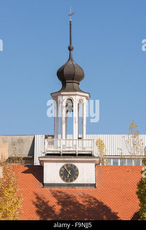 Volgograd, Russland - 30. Oktober 2015: Turm mit einer Uhr auf das Gebäude der Kirche alt Sarepta Museum Reserve befindet sich Stockfoto