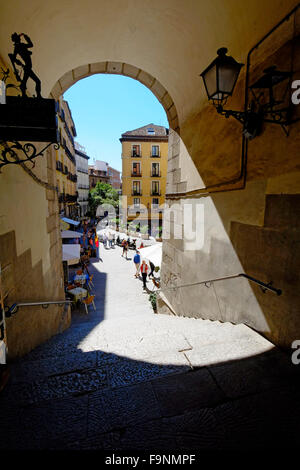 Gang von der Plaza Mayor mit Calle Cuchilleros Madrid Spanien ES Stockfoto