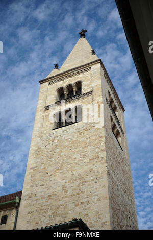 Turm der St. Georgs-Basilika im Bereich der Prager Burg Stockfoto