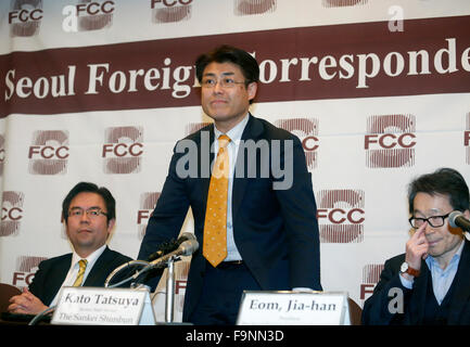 Tatsuya Kato, 17. Dezember 2015: Tatsuya Kato (C), ehemalige Seoul Büroleiter des japanischen Sankei Shimbun Zeitung, nimmt an einer Pressekonferenz nach seinem Prozess in Seoul, Südkorea. Der japanische Journalist Urteil Anhörung wegen"Verleumdung" fand in Seoul Central District Court am Donnerstag und er war Anklagepunkten freigesprochen. Laut Medienbericht schrieb Kato einen Artikel, dass President Park Geun-Hye und ihr ehemaliger Berater, wenn sie ein Gesetzgeber war, Yun Jeong-Hacke eine angebliche geheime Sitzung am 16. April 2014 als Sewol Fähre aus Südwest Küste sank von Südkorea hatte, töten mehr t Stockfoto