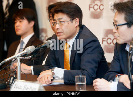 Tatsuya Kato, 17. Dezember 2015: Tatsuya Kato (2. R), ehemaligen Büroleiter in Seoul der japanischen Sankei Shimbun Zeitung, nimmt an einer Pressekonferenz nach seinem Prozess in Seoul, Südkorea. Der japanische Journalist Urteil Anhörung wegen"Verleumdung" fand in Seoul Central District Court am Donnerstag und er war Anklagepunkten freigesprochen. Laut Medienbericht schrieb Kato einen Artikel, dass President Park Geun-Hye und ihr ehemaliger Berater, wenn sie ein Gesetzgeber war, als die Fähre Sewol aus dem Südwesten der Republik Korea, Tötung Mo sank, Yun Jeong-Hacke hatte eine angeblichen geheimen Sitzung am 16. April 2014 Stockfoto