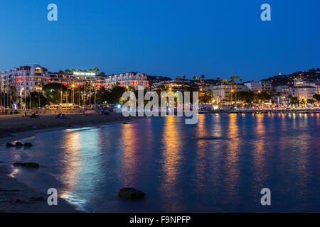 Blick auf Cannes an der Côte d ' Azur am Abend Stockfoto