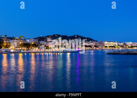 Blick auf Cannes an der Côte d ' Azur am Abend Stockfoto