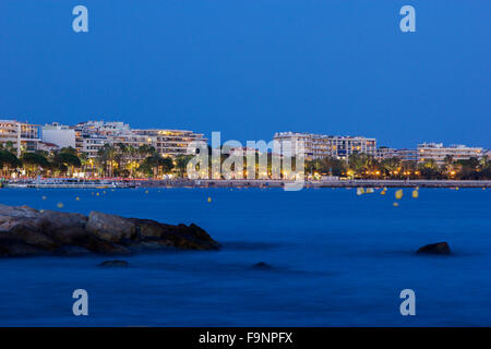 Blick auf Cannes an der Côte d ' Azur am Abend Stockfoto