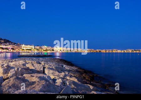 Blick auf Cannes an der Côte d ' Azur am Abend Stockfoto