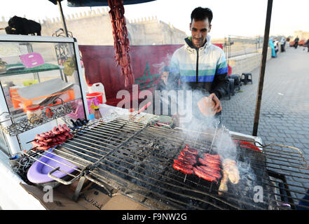 Merguez ist eine rote, würzige Hammelfleisch oder Rindfleisch-basierten Frischwurst aus der nordafrikanischen Küche Stockfoto