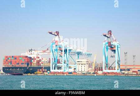 Großes Containerschiff entladen im Hafen von kaohsiung Stockfoto