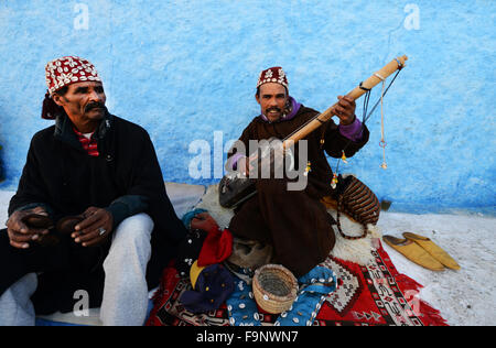 Gnawa-Musiker spielen die Sintir und die Krakebs in der Kasbah oder Rabat. Stockfoto