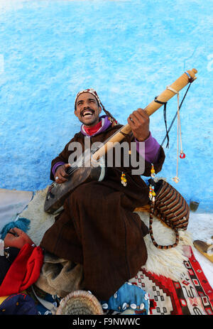 Ein Gnawa-Musiker spielen die Sintir in der Kasbah oder Rabat. Stockfoto