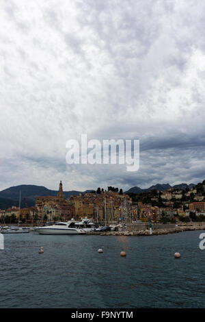 Hafen von Menton mit der Basilika von Saint Michel Archange im Hintergrund Stockfoto