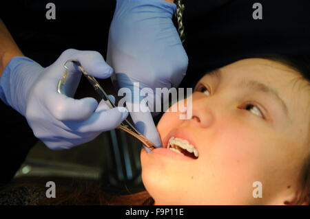 Ein Kieferorthopäde ist ein Zahnarzt, spezialisiert auf schiefe Zähne begradigen. Anpassung der geschweiften Klammern und Überprüfung Zähne & Biss. Stockfoto
