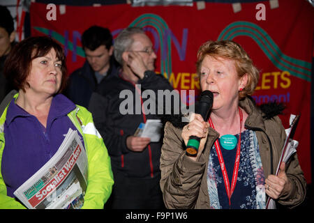 London, UK. 17. Dezember 2015. Sam Strudwick, unisono Shop Steward am Whipps Cross, befasst sich mit der Weihnachts-Rallye für den NHS außerhalb des alten Royal London Hospital. Bildnachweis: Mark Kerrison/Alamy Live-Nachrichten Stockfoto