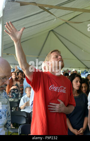 Man Gott anbetet, während ein Zelt-Revival in Riverdale Park, Md Stockfoto