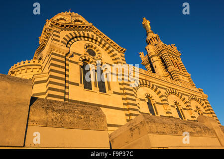 Blick auf Notre-Dame De La Garde in Marseille in Frankreich am Morgen Stockfoto