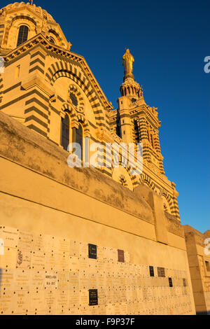 Blick auf Notre-Dame De La Garde in Marseille in Frankreich am Morgen Stockfoto